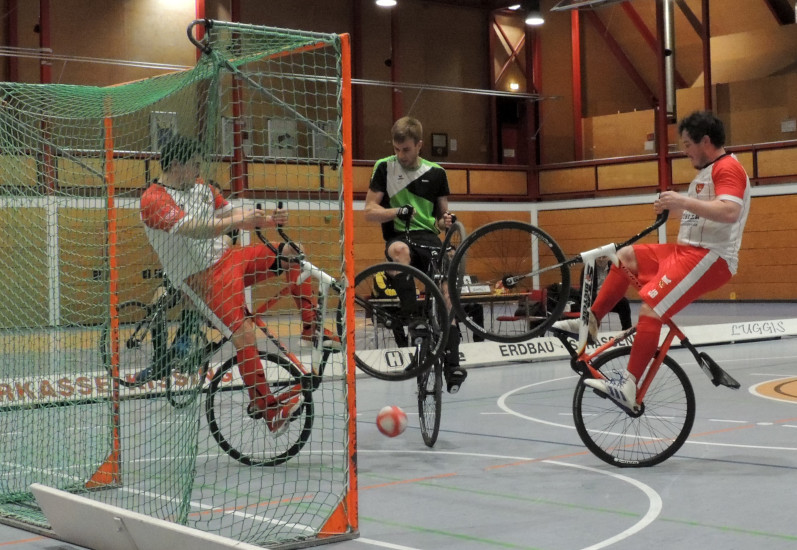 Foto eines Eckballs im Radball.