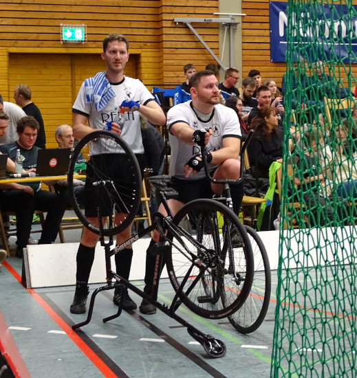 Thomas Kieferle und Martin Egarter während der Halbzeitpause eines Radballspiels.