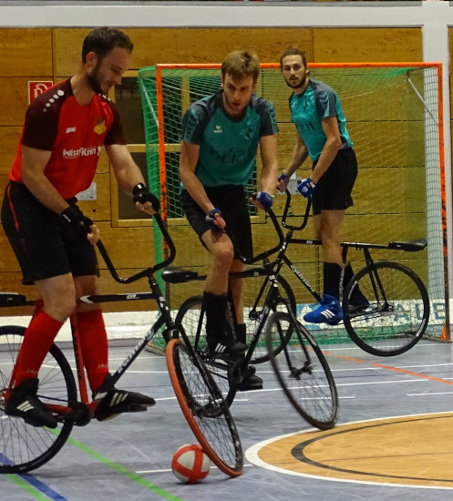 Andreas Pongratz und Lukas Keller verteidigen während eines Radballspiels einen Angriff des Gegners.