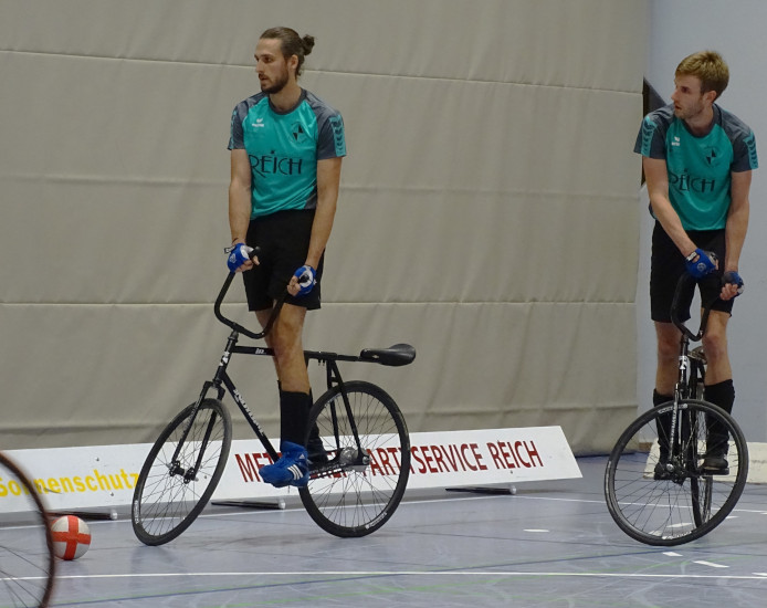 Andreas Pongratz und Lukas Keller während eines Radballspiels.
