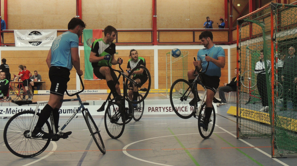 Andreas Pongratz und Lukas Keller führen während eines Radballspiels einen Eckstoß aus.