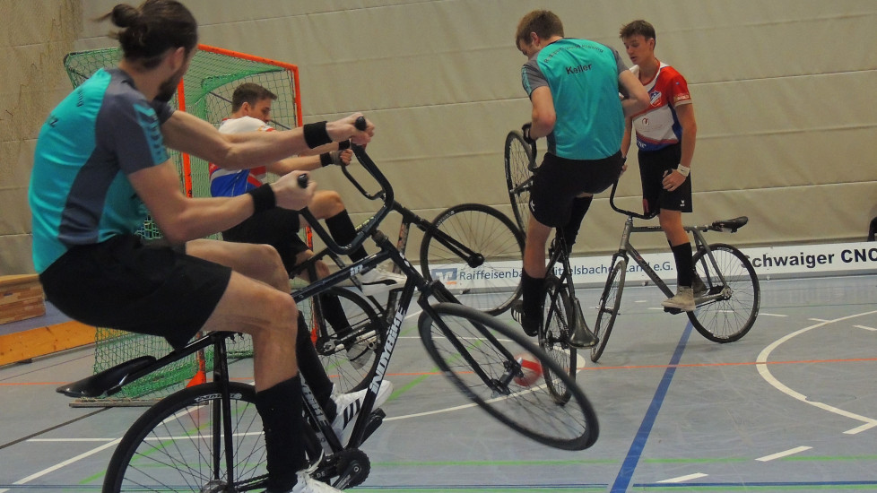 Andreas Pongratz und Lukas Keller führen während eines Radballspiels einen Eckstoß aus.
