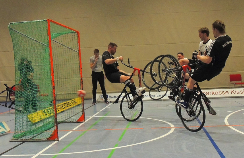 Martin Egarter und Thomas Kieferle führen während eines Radballspiels einen Eckstoß aus.