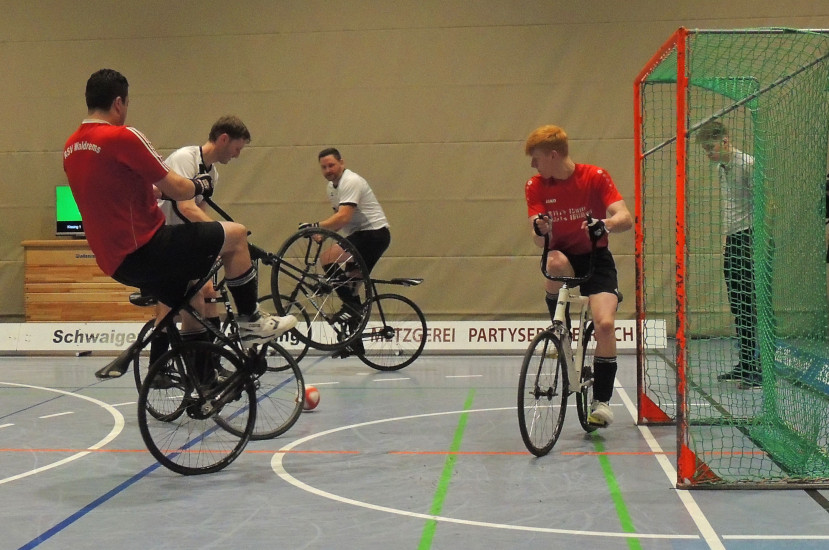 Martin Egarter und Thomas Kieferle führen während eines Radballspiels einen Eckstoß aus.