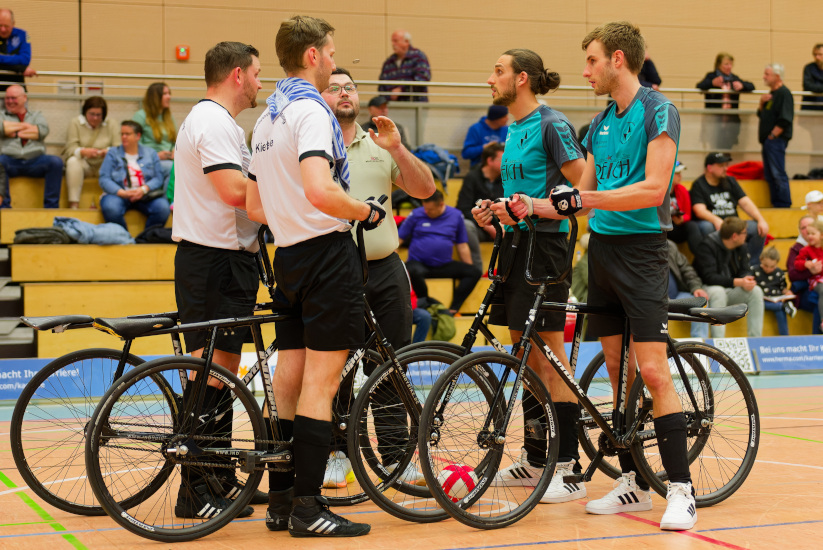 Martin Egarter und Thomas Kieferle, sowie Lukas Keller und Andreas Pongratz vor dem Beginn eines Radballspiels.