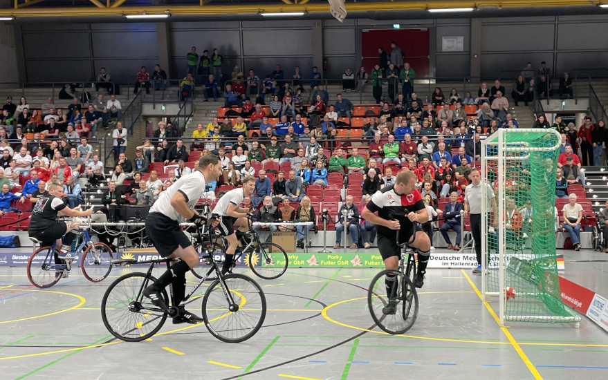 Martin Egarter und Thomas Kieferle während eines Radballspiels.