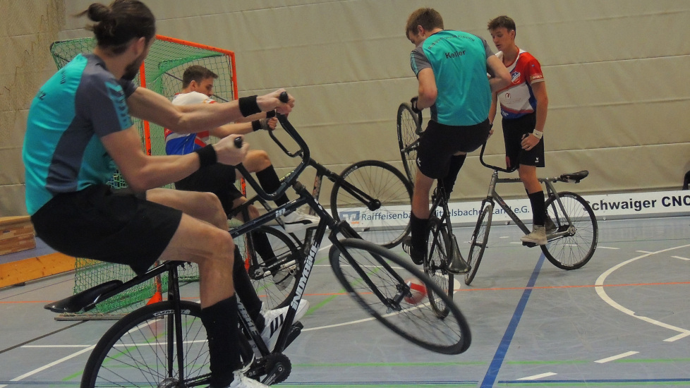 Lukas Keller und Andreas Pongratz während eines Radballspiels.