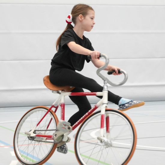 Vorführung einer Kür im Kunstradfahren.